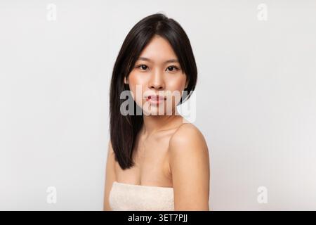 Junge Asiatische Frau Mit Natürlichem Make-Up Posiert Für Porträt, Gesundheitskonzept Stockfoto