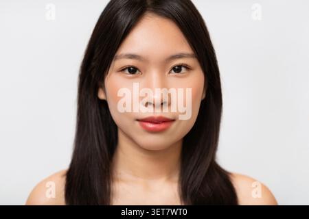 Selbstbewusste Junge Asiatische Frau Lächelt Mit Natürlichem Make-Up, Gesunder Haut, Beauty-Konzept Stockfoto
