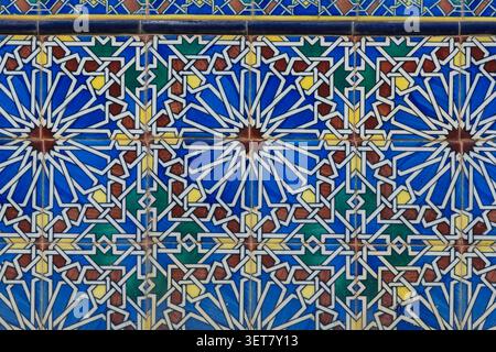 Keramikfliesen mit geometrischen Mustern in Blau und Gelb. Stockfoto