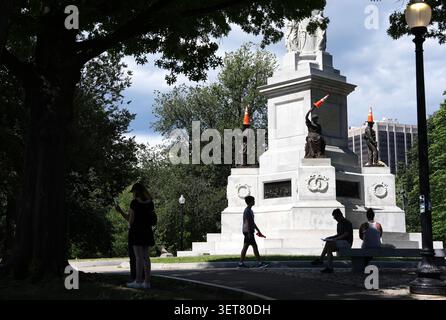 Eine allgemeine Ansicht der orangen Kegel auf dem Soldiers' and Sailors' Monument in Boston. Seit der Ankunft der Tartan-Armee in der Stadt wurden orangefarbene Verkehrskegel auf Statuen gesichtet. Bilddatum: Sonntag, 21. Juni 2026. Stockfoto