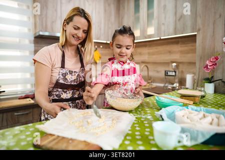 In einer gemütlichen Küche werden köstliche Leckereien mit Freude gebacken Stockfoto