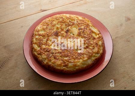 Spanisches Omelette in rotem Gericht. Stockfoto
