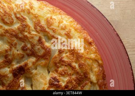 Spanisches Omelette in rotem Gericht. Nahansicht. Stockfoto