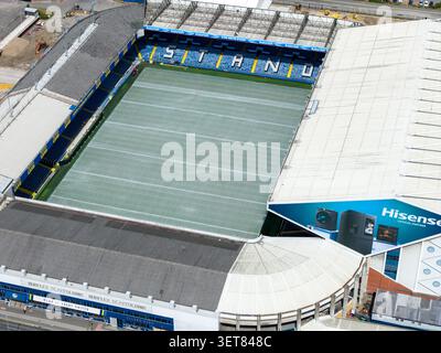 Leeds UK, 19. Juni 2026: Aus der Vogelperspektive in das Elland Road Fußballstadion in Leeds mit Blick auf den Don Revie Stand, überdachte Spielfläche, leere Sitzplätze Stockfoto