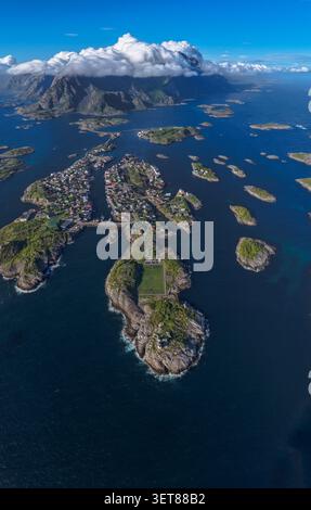 Atemberaubendes Panorama der Lofoten Inseln mit dramatischen felsigen Archipeln, Küstensiedlungen, türkisfarbenem Wasser und schneebedeckten Gewässern Stockfoto