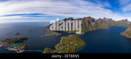 Atemberaubendes Panorama der Lofoten Inseln mit dramatischen zerklüfteten Gipfeln, tiefblauem Wasser und malerischen Küstendörfern Stockfoto