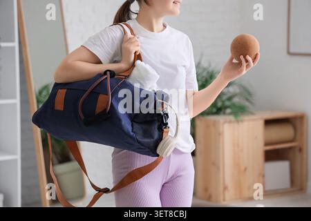 Junge Frau mit Turntasche und Massageball, Fitness- und Wellness-Lifestyle, Vorbereitung auf das Training Stockfoto