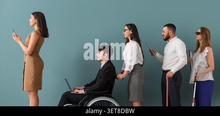 Verschiedene Gruppen von Menschen mit Behinderungen und Unterstützungspersonal, die an einem inklusiven Arbeitsplatz stehen Stockfoto