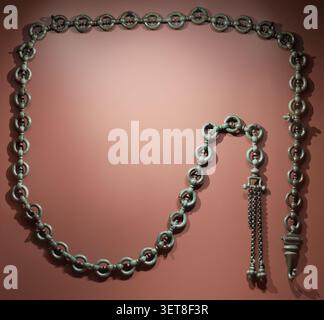Gürtelkette aus keltischer Bronze mit Emaileinlagen, Latene-Periode. Historisches archäologisches Artefakt in der Archäologischen Staatssammlung in München, G Stockfoto