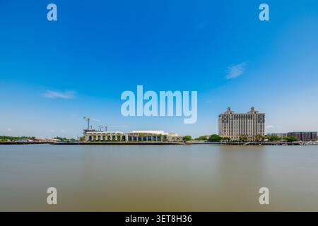 Savannah, GA, USA - 13. Juni 2026: Savannah Convention Center and the Westin Savannah Harbor Golf Resort and Spa Langzeitbelichtung Stockfoto 2026 Stockfoto