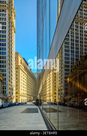 New York, NY, USA - 16. Juni 2026: New Yorker Reflexion im Glasgebäude Stockfoto