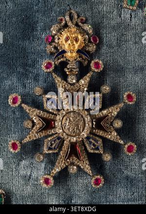 Großes Halsband des Ordens des Heiligen Georg, aus Gold, Diamanten und Rubinen gefertigt. Ein Meisterwerk bayerischer königlicher Insignien im Residenzmuseum Tre Stockfoto
