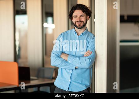 Lächelnder Kaukasier, Der Im Modernen Büro Steht, Geschäftskonzept Stockfoto