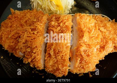 Knuspriges japanisches, frittiertes Schweinefleisch Tonkatsu Stockfoto
