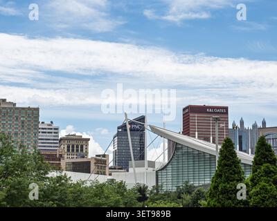 Pittsburgh Pennsylvania USA - 21. Juni 2026: David L Lawrence Convention Center Vorderdachlinie mit PNC- und K&L-Gates-Türmen in der Ferne Stockfoto