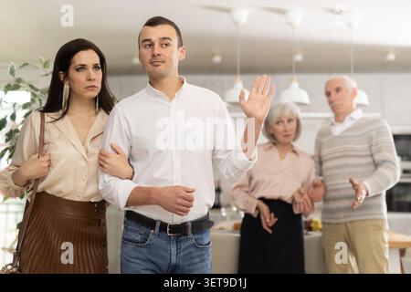 Ein Paar mit einem Mann zu verlassen, der Eltern eine Geste des Aufhörens von Argumenten gibt Stockfoto