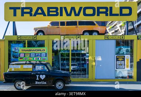 TrabiWorld Touristenattraktion in der Nähe von Checkpoint Charlie mit einem klassischen Trabant-Auto, einem der bekanntesten Symbole der ehemaligen DDR. Stockfoto