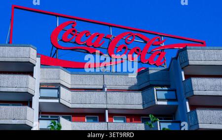 Das ikonische Coca-Cola-Schild auf dem Dach des historischen Wohnkomplexes Spitteleck am Spittelmarkt, Berlin Mitte, Deutschland. Vintage, Retro. Stockfoto