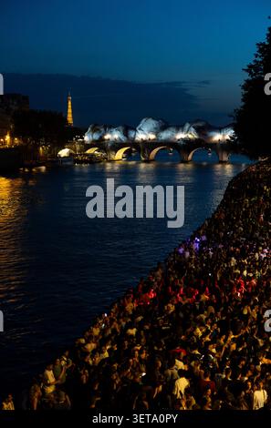 Paris, Frankreich. Juni 2026. Besucher nehmen am 21. Juni 2026 an einer Fete de la Musique in der Nähe der Brücke Pont Neuf über die seine in Paris teil. Frankreich feierte am Sonntag sein jährliches Fete de la Musique (Musiktag). Bei heißem Wetter versammelten sich viele Einwohner und Touristen am Ufer der seine in Paris, um sich zu entspannen und der Hitze zu entfliehen. Quelle: Wu Huiwo/Xinhua/Alamy Live News Stockfoto