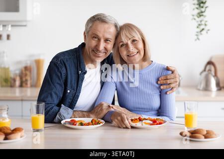 Glückliches Weißes Senior-Paar Genießt Gemeinsam Frühstück Zu Hause, Ernährungskonzept Stockfoto