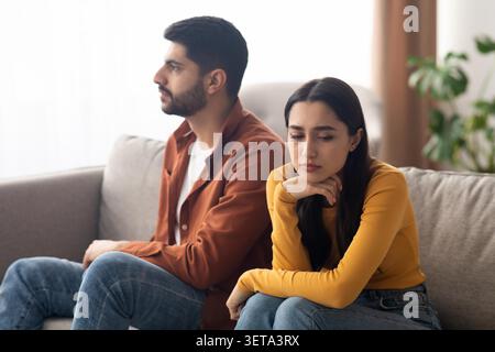 Verärgerte Junge Kaukasische Frau Und Mann, Die Auf Sofa Sitzen, Beziehungskonfliktkonzept Stockfoto