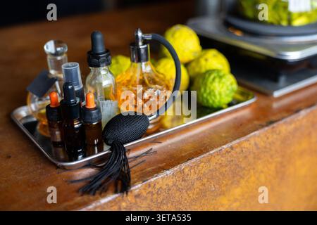 Glasflasche Tropfer Zerstäuber ätherisches Öl Hydrosol Bergamotte Zitrus Aromatherapie natürliche Spa Aromatherapie Glasflaschen und Zerstäuber mit Essential o Stockfoto