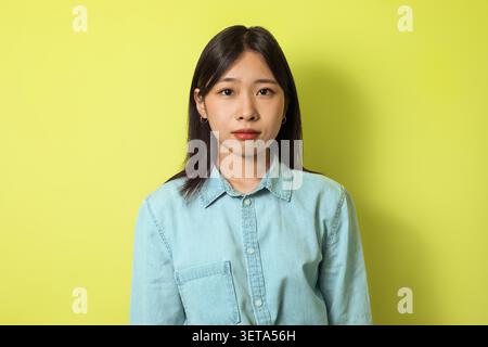 Junge Asiatische Frau Posiert Selbstbewusst Vor Gelbem Hintergrund, Business Concept Stockfoto