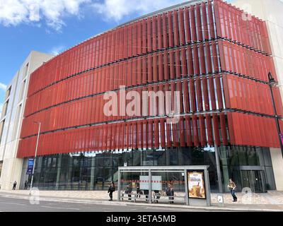 Modernes akademisches Gebäude mit orangefarbener Lamellenfassade und Glaswänden an der University Avenue. Stockfoto