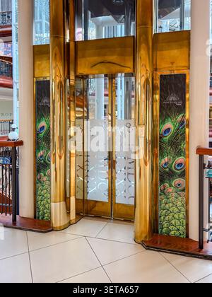 Ein Messingaufzug mit Pfauenfedern im Atrium des Princes Square-Einkaufsziels aus dem 19. Jahrhundert. Stockfoto