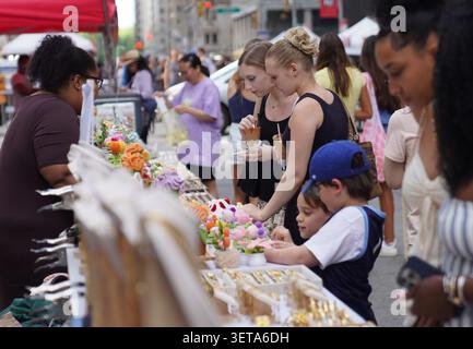 New York, USA. 21st June, 2026. People visit the Avenue of the Americas Summer Expo at middle town of Manhattan in New York, the United States, on June 21, 2026. Credit: Zhang Fengguo/Xinhua/Alamy Live News Stockfoto