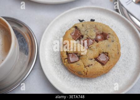 Köstliche Kekse und Kaffee in einem gemütlichen Café Stockfoto