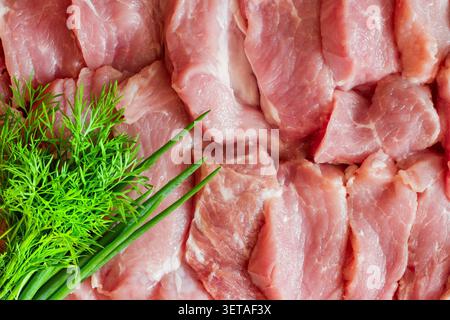 Frisches rohes Fleisch mit Kräutern. In Stücke geschnittenes Fleisch. Stockfoto