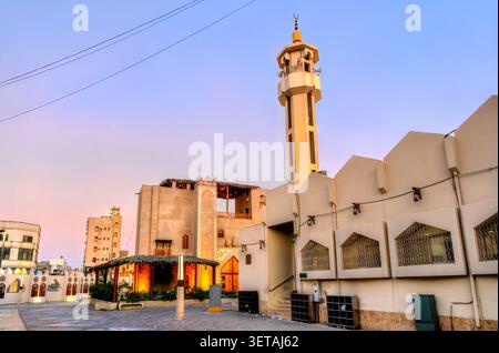Traditionelles Moscheen-Minarett in der Abenddämmerung auf dem historischen Al-Qaisaryah-Markt in Al Hofuf, Al Ahsa, Saudi-Arabien. Stockfoto