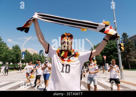 Toronto, Kanada - 20. Juni 2026: Deutsche Fußballfans in Trikots und Gesichtsfarbe laufen zur FIFA-Weltmeisterschaft ins Stadion Stockfoto