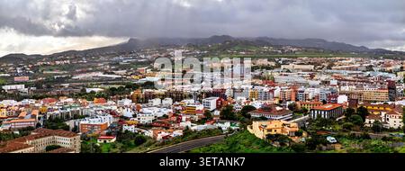 Panoramablick über die historische Stadt San Cristobal de La Laguna unter einem bewölkten Himmel in Teneriffa, Spanien. Stockfoto