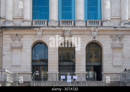 Nizza, Frankreich, 14. April 2026 Neoklassizistische Fassade des Palais de Justice in Nizza, Frankreich, mit dem berühmten französischen Motto Liberte Egalite Fraternite Stockfoto