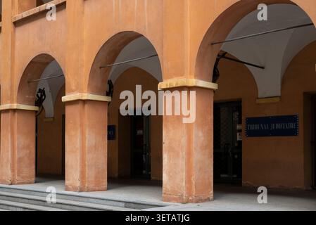 Nizza, Frankreich, 14. April 2026 Historisches Gerichtsgebäude (Tribunal Judiciaire) mit klassischen orangen Bögen und Säulen im sonnigen Nizza, Frankreich, entlang der Stockfoto