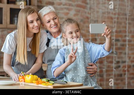 Gemeinsam kochen in einer gemütlichen Küche bei einem Selfie Stockfoto
