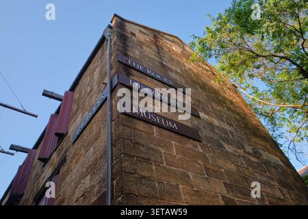 Äußere Steinfassade mit Eingangsschild. Im Rocks Discovery Museum in Sydney, NSW, Australien. Stockfoto