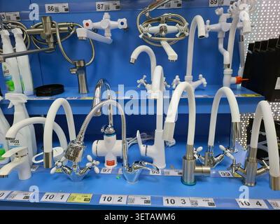 WORONESCH, Russland - 21. Februar 2026. Zahlreiche Küchenarmaturen und Badezimmermischer sind auf blauen Regalen in einer russischen Hausverbesserung angeordnet Stockfoto