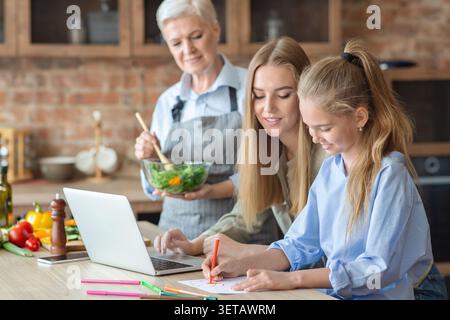 Tochter, Mutter und Großmutter Zeit miteinander zu verbringen und Kochen Stockfoto