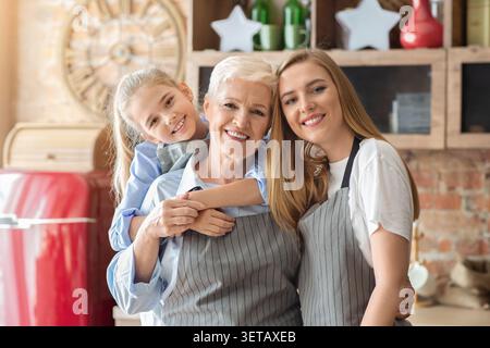 Familienmitglieder genießen einen besonderen Moment zusammen in gemütlicher Küche Stockfoto