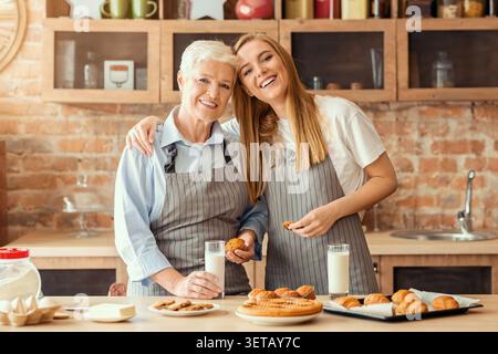 Gemeinsam backen in einer gemütlichen Küche mit Oma und Enkelin am Nachmittag Stockfoto
