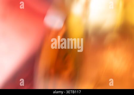 Sanftes, braunes und rosafarbenes Glas-Makro mit vertikalem Leuchten für einen warmen, abstrakten Hintergrund Stockfoto