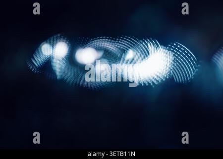 Abstrakte Lichtmuster im dunklen Hintergrund mit Bokeh und Bewegungsunschärfe Stockfoto
