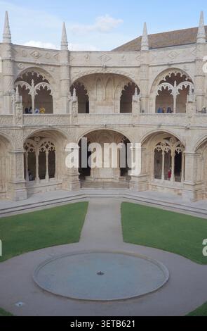 Klosterhof Mosteiro dos Jerónimos mit Garten, kreisförmigem Brunnen und zweistöckiger Arkade Stockfoto