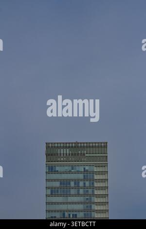 Bild eines modernen Bürogebäudes vor blauem Himmel. Akihabara, Tokio, Japan. Stockfoto