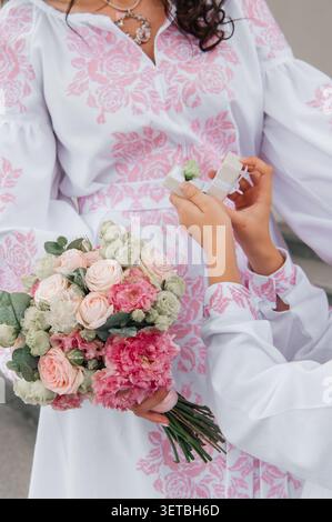 Eine Nahaufnahme, die einen romantischen Heiratsantrag festhält. Eine Person hält eine offene Ringbox mit einem einzigartigen Ring, Stockfoto