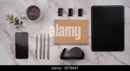 Remote-Work-Konzept mit digitalem Tablet-Smartphone und Notebook auf Marmorschreibtisch Stockfoto
