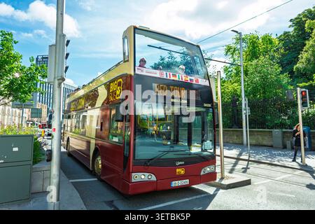 Hop-on-Hop-off-Sightseeing Big Bus Tours Doppeldeckertour auf der Nassau Street im Stadtzentrum von Dublin Irland Stockfoto